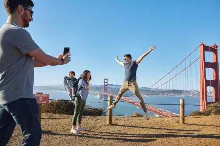 A group taking photos at the Golden Gate Bridge