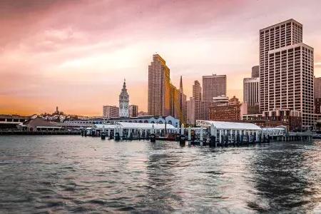 El edificio del ferry al atardecer desde la bahía.