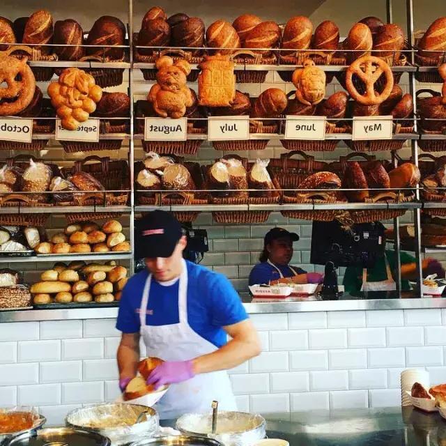 I panettieri producono il pane a lievitazione naturale alla Boudin Bakery di San Francisco.