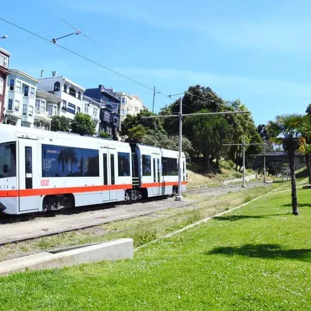 Un treno passeggeri MUNI corre lungo un binario a San Francisco.