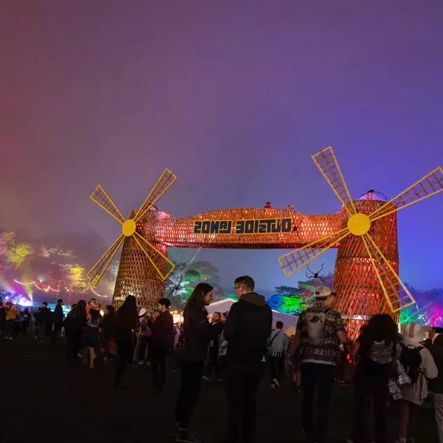 샌프란시스코에서 열린 아웃사이드 랜드(Outside Lands) 뮤직 페스티벌의 네온 불빛 속에서 밤에 축제에 참석한 군중의 모습이 사진에 담겼습니다.