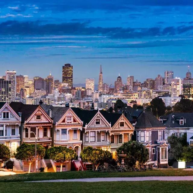 Las famosas Damas Pintadas de Alamo Square aparecen ante el horizonte de 贝博体彩app al atardecer.