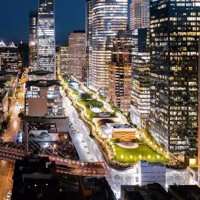 El Salesforce Park de San Francisco se iluminó por la noche.